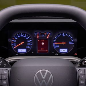 Beim Cockpit im VW Tiguan kann der Nutzer auf Wunsch den Anzeigestil des Golf 4 wählen.(Bild:  Volkswagen AG)