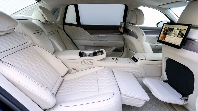 Hinten rechts lässt es sich dank des nach vorne fahrenden Beifahrersitzes, der Beinauflage und der Fußstütze gut relaxen. Eine Massagefunktion gibt es auch. (Bild: Genesis)