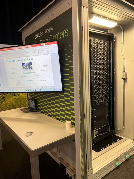 Der PUE-Wert dieser „MDC“-Ausführung, die Dell Technologies in diesem Jahr auf seiner „Dell Technologies World“ gezeigt hat, liegt nach Angaben auf der Beschreibung zwischen 1,01 und 1,05.  (Bild: Ulrike Ostler/Vogel IT-Medien GmbH)