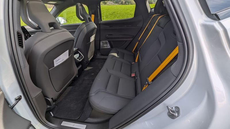 Auch im Fond können sich die Insassen über viel Beinfreiheit freuen. (Bild: Mauritz – VCG)