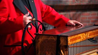 Die Pfeifen von Drehorgeln werden über ein Lochband angesteuert, das über die Tonabnehmer-Lochleiste geführt wird. Ein Loch im Band leitet den Wind zum Ventil, die Pfeife erzeugt einen Ton. Bleibt das Papierband geschlossen, bleibt auch die Pfeife bleibt stumm.  (©Otmar Smit - stock.adobe.com)