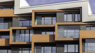 Filigrane Prallscheiben in 
die Loggien dienen dem Schallschutz und verbessern zugleich als Windschutz die Aufenthaltsqualität.  (Bild: Daniel Sumesgutner für Solarlux GmbH)