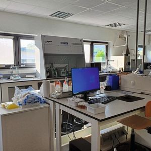 Das Start-Up gr3n aus Chiasso hat ein Verfahren entwickelt, das ein umweltfreundliches, chemisches Recycling von Polyethylenterephthalat (PET) erlaubt. (Bild:  gr3n)