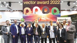 Die Preisverleihung des Vector Award 2022 auf der Hannover Messe. Gewonnen haben die Unternehmen Gepber-Szinpad aus Ungarn (Gold), Rhenac GreenTec aus Hennef (Silber), Talwandi Sabo Power aus Indien (Bronze) und Dercks Gartenbau aus Geldern (Grün). (Bild: Igus)