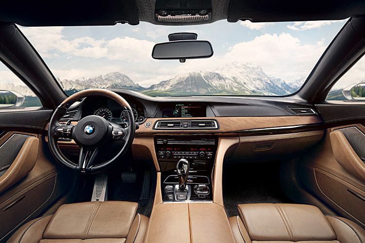 Trotz allem Chic kam die Ergonomie des Fahrers nicht zu kurz: Alle fahrrelevanten Funktionen und Bedienelemente wenden sich ihm mit einer leichten Gradzahl zu. Die horizontal fließende Ausrichtung von Linien und Flächen der Instrumententafel soll für ein großzügiges Raumgefühl sorgen. (Foto: BMW)
