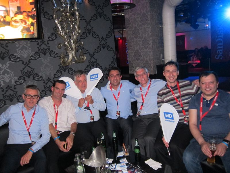 Das WD-Team feierte mit seinen Kunden einen erfolgreichen Messetag.       (IT-BUSINESS/Besa Agaj)