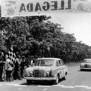 Bei Großen Straßenpreis von Argentinien für Tourenwagen 1963 im Mercedes-Benz 300 SE Rallyefahrzeug mit der Startnummer 723 belegten Dieter Glemser und Beifahrer Martin Braungart den 2. Platz in der Gesamtwertung. Mercedes-Benz holt einen Vierfachsieg.(Bild:  © Mercedes-Benz AG)