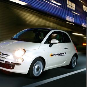 Der Hamburger Fiathändler Karabag baut und vertreibt elektrisch angetriebene Fiat 500.