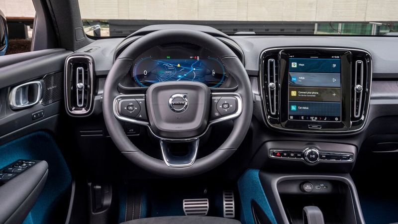 Über den großen Tochscreen im Tablet-Format lassen sich alle zentralen Funktionen bedienen. Farblich findet sich die Außenlackierung auch im Interieur wieder. (Bild: Volvo)