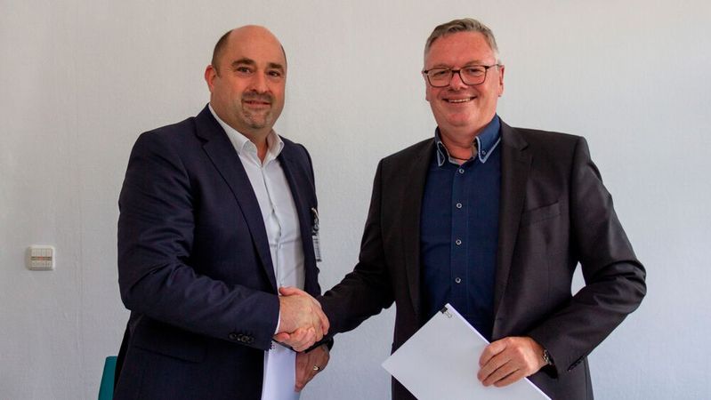 Sebastian Seitz (links), CEO von Eplan und Andreas Matthé, CEO Electrical Products bei Siemens Smart Infrastructure.