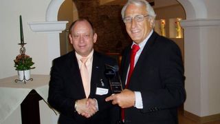 Manfred Wack, Vertriebsleiter Hypertac (links) überreichte die Auszeichnung an Pronet-Geschäftsführer Jürgen Koepke (Archiv: Vogel Business Media)