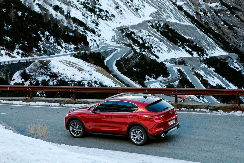 Der Stelvio entpuppte sich auf ersten Testfahrten als Kurvenfresser mit zurückhaltenden Wankbewegungen, überzeugte mit schnell zupackenden Bremsen, einer sehr direkten Lenkung und sicheren Fahreigenschaften. (Alfa Romeo)