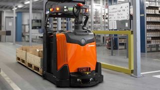 Dieses fahrerlose Transportfahrzeug (FTF) von Toyota Material Handling mit Autopilot übernimmt selbstständig Transportaufgaben zwischen Fertigungsanlagen und dem Einlagerungsbereich. (Phototeam)