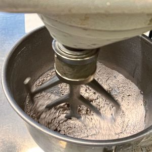 Im Beton-Labor werden die Zutaten für Öko-Betoon gemischt.(Bild:  Empa)