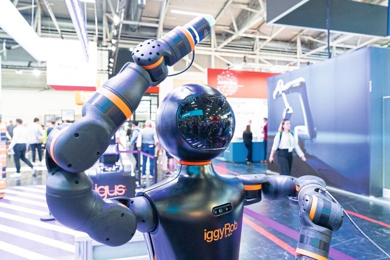 Humanoide Roboter waren die Hingucker auf vielen Messeständen. Auch wenn vieles noch nicht ausgereift und praxistauglich ist, treiben Fortschritte in der Halbleitertechnik und KI die Entwicklung der Systeme voran. (Bild: Messe München GmbH)