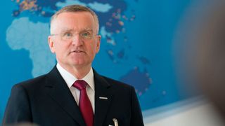 Dr. Tilman Krauch: „Wir gehen davon aus, dass in Zukunft verschiedene Antriebsarten nebeneinander existieren werden. Aus diesem Grund wollen wir für alle Antriebsarten ein kompetenter Lösungsanbieter von technischen Innovationen sein.“ (Freudenberg)