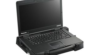 Optional gibt es für das CF-54 eine Dockingstation, die eine kabelgebundene Anbindung ans Stromnetz bzw. an einen Drucker bietet. (Foto: Panasonic)