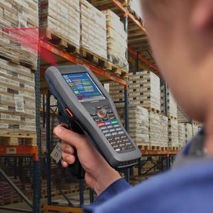 Der Casio DT-X30R-50C kann sehr schnell aufeinanderfolgende Barcodes in unterschiedlichen Distanzen erfassen, wodurch er einen effizienteren Lagerbetrieb ermöglichen soll. Bild: Casio