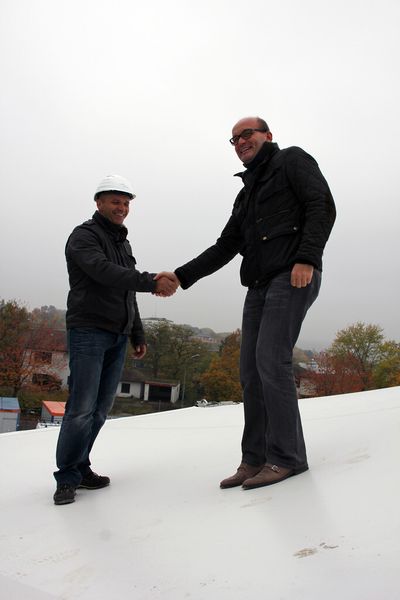 Projektingenieur Stefan Dunkel vom Membrandachproduzenten Hightex (links) und Prof. Vladimir Dyakonov, wissenschaftlicher Leiter des ZAE, testeten in der Bauphase die Tragfähigkeit des Membrandaches persönlich. (Bild: Itasse)