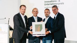 Mink wird vom Landkreis Göppingen ausgezeichnet: Benjamin Zondler (Mink), Gernot Imgart (IHK), Michael Müller (Mink) und Daniel Zimmermann (Mink) (v.l.). (Bild: Daniel Gimmer)