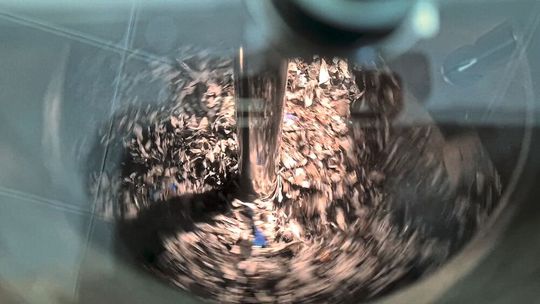 Einblick im Rührkessel während der Vortrocknung des Batterieschrottes(Bild:  Ekato)