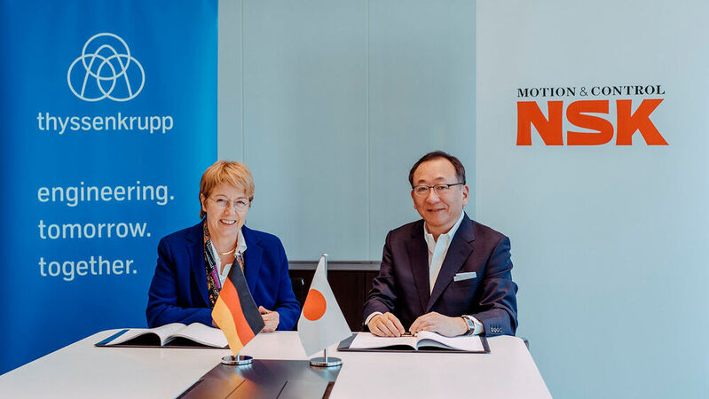 Martina Merz, CEO der Thyssenkrupp AG, mit Saimon Nogami, Executive Senior Vice President der NSK Ltd., bei der Unterzeichnung des „Memorandum of Understanding“.