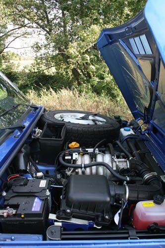 Vorne werkelt ein Vierzylinder mit 1.690 ccm und einer Leistung von 83 PS. Das reicht für 137 km/h Spitze – die 100 km/h fallen nach 19 Sekunden. (Bild: Ampnet)