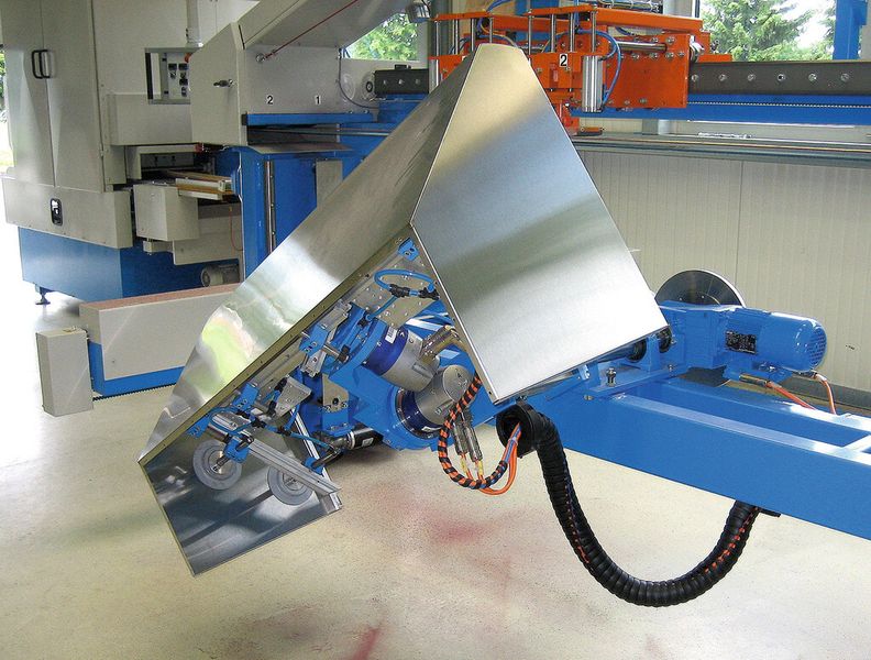 Mit der Portallösung lassen sich Freiräume einfacher gestalten und nutzen. Da lassen sich beispielsweise auch Werkstücke mit 1680 mm Länge locker drehen. (Bild: Kuhlmeyer)