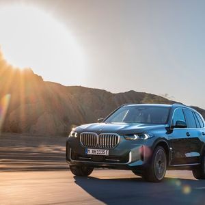 Entertainment in Form von Video-Streaming und In-Car-Gaming auf dem Control Display ist ab Herbst 2024 auch im BMW X5 xDrive50e möglich.(Bild:  UWE FISCHER)