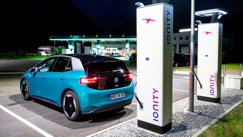 Laut dem „Attraktivitätsindex Elektromobilität“ belegt VW beim Imageranking seines Elektro-Portfolios mit 112 Punkten den Spitzenplatz, knapp dahinter liegen Audi (111) und Mercedes (111). Mit größerem Abstand folgen auf Rang 4 Tesla (104) sowie Porsche (104), Hyundai (102) und BMW (101). Für die attraktivste chinesische Marke, MG, reicht es mit 92 Punkten nur für Platz 10, gefolgt von den ebenfalls chinesischen Anbietern BYD (90) und GWM (88).(Bild:  Volkswagen)