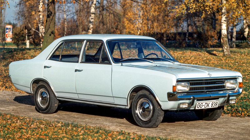 Weltauto und meistverkaufter Mittelklasse-Opel: Der Rekord C startete 1966 in vielen Karosserieformen. Es gab ihn als zwei- oder viertürige Limousine sowie als drei- oder fünftürigen Kombi „Caravan“, als dreitürigen Lieferwagen (Caravan, ohne hintere Seitenfenster) und ab Januar 1967 auch als Coupé. Wegen des charakteristischen, von manchen Liebhabern als „erotisch“ bezeichneten „Hüftschwungs“ im Heckbereich, der mit den Rundungen einer liegenden Coca-Cola-Flasche vergleichbar ist, wurde der Rekord C als „Coke-Bottle“ (Cola-Flaschen-Rekord) bekannt. (Bild: Opel)