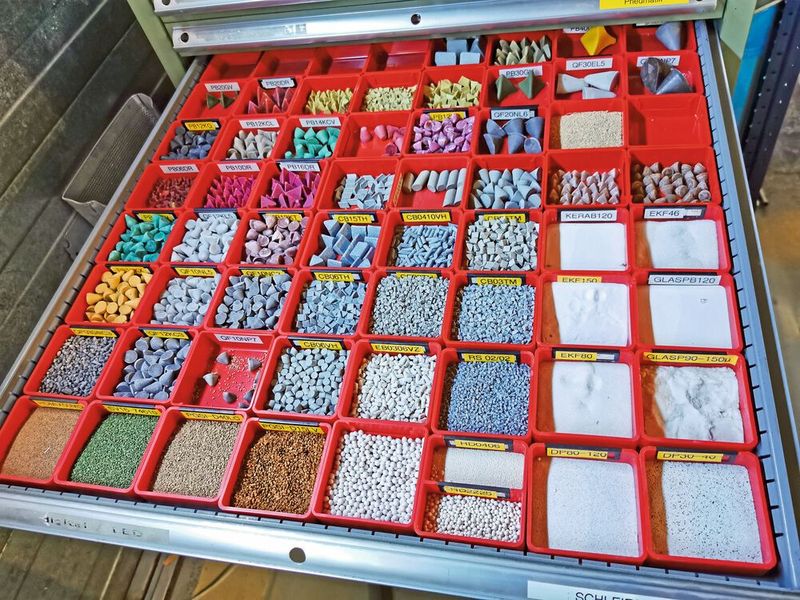 Das umfangreiche Lager an Betriebsmitteln für das Schleifen und Strahlen ermöglicht die Durchführung von praktischen Versuchen. (Bild: Vollrath)