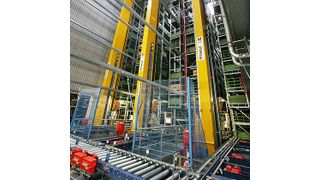 Auf den Hubwagen der Regalbediengeräte im Hochregallager von SEW-Eurodrive befinden sich je zwei Barcode-Scanner, die sicherstellen, dass Ladeeinheit und Ladeeinheitsdaten identisch sind. Bild: Mlog (Archiv: Vogel Business Media)