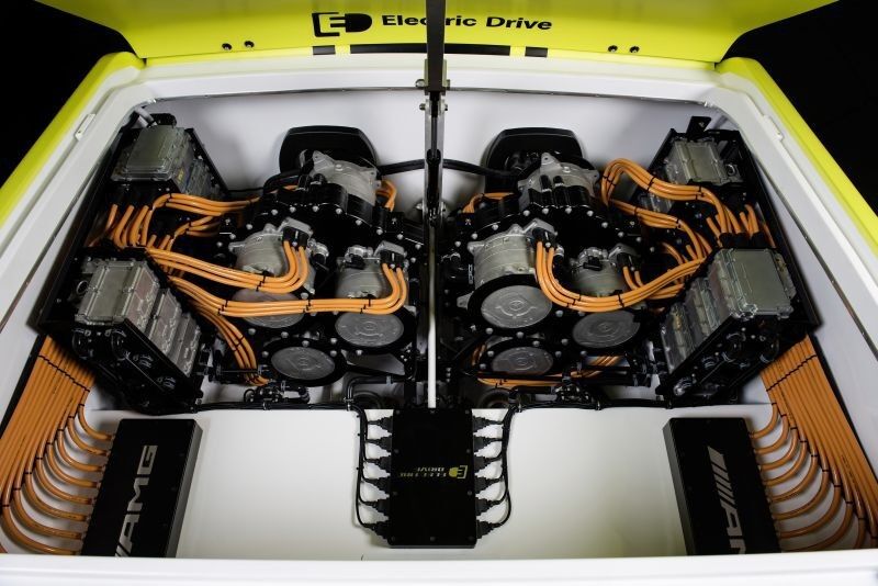 In der Konzeptstudie „Concept Cigarette AMG Electric Drive“ kommen zahlreiche Komponenten des SLS AMG Coupé Electric Drive zum Einsatz. Das Powerboat fasziniert mit einer Leistung von 1656 Kilowatt und einem maximalen Drehmoment von 3000 Newtonmetern. (Daimler)