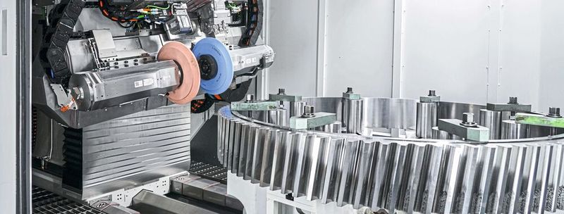 Die neue Profilschleifmaschine LGP 2000 der Liebherr-Verzahntechnik GmbH ist ausgestattet mit Spindeleinheiten von Weiss Spindeltechnologie.(Bild:  Liebherr-Verzahntechnik)