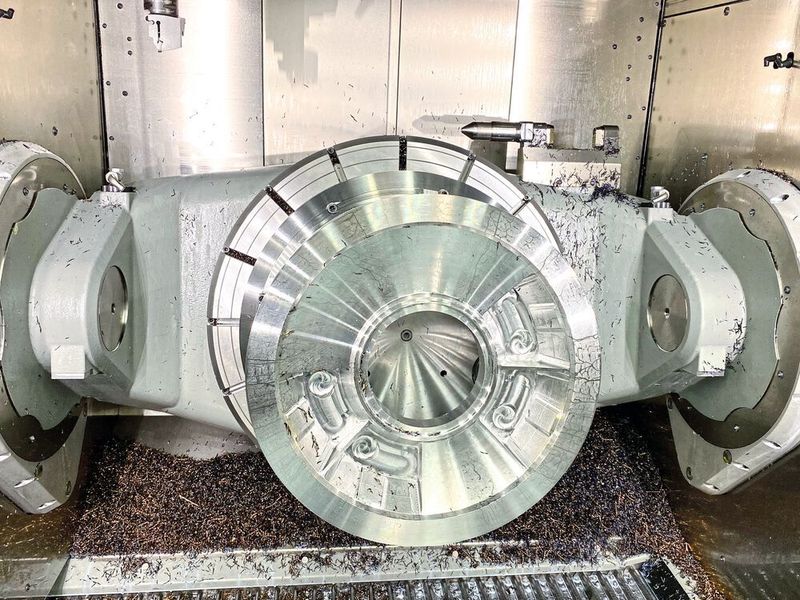 Hermle Hausausstellung 2022: Auf über 20 Bearbeitungszentren und mit Bearbeitungen aus unterschiedlichsten High-Tech-Branchen Live unter Span hat Hermle die Leistungsfähigkeit seiner Produkte dargestellt. (Anne Richter, SMM)