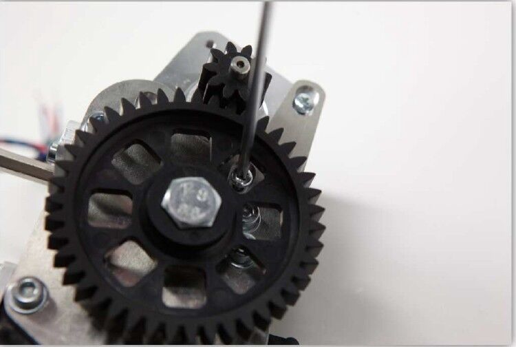Der 3D-Drucker Velleman K8200 im Aufbau: Den Motor so installieren, dass die Zahnräder verzahnen (Bild: Velleman nv)