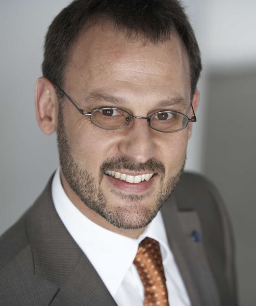 Bernd Janner, Vertriebsleiter der Erwin Halder KG: „Durch die spezielle Funktionsweise des Unterbau-Spanners und -Anschlags trifft der Anwender nur auf geringe Störkonturen bei der Bearbeitung – und das selbst bei großen Werkstücken.“ (Bild: Erwin Halder)