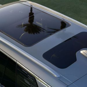 Das Dach des Vistiq ist mit großzügigen Glasflächen bestückt.(Bild:  Cadillac)