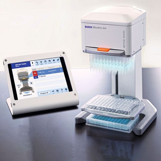 Die Micro Pro lässt sich drahtlos mit einem hochauflösenden Tablet verbinden uns steuern.(Bild:  Mettler Toledo)