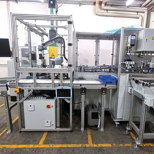 AI-pro entwickelte eine Anlage, um Kugelhülsen automatisiert zu stauchen. Die Umformung übernimmt eine stabile Servopresse von Tox, die anfangs einmalig oder bei einem Teilewechsel über die Tox-HMI konfiguriert wird. Das Start- und Stopp-Signal gibt dann die AI-pro-Automation vor.(Bild:  Tox)