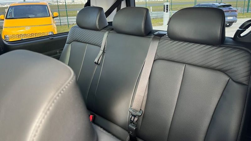 Sowohl in der zweiten als auch in der hinteren Reihe befinden sich drei Plätze. Um in die dritte Reihe einzusteigen, ... (Bild: Simon – VCG)