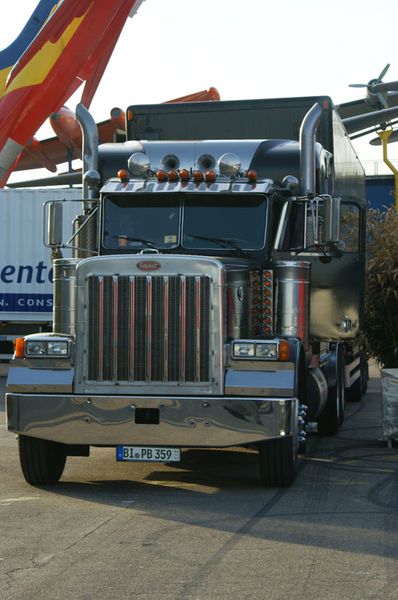 Derweil packen die Trucks von der Wagner Grouo und Emerson ein. Die Wagner Group zeigte, mit einer Lufthansa-Ausstattung im Anhänger, wie komfortabel ein mit wenig Sauerstoff und einem relativ hohem Stickstoffgehalt gefülllter Raum sein kann. Das gesmisch dient dem Brandschutz. Es kann kein Feuer entstehen.  (Archiv: Vogel Business Media)