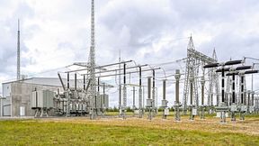 Das Stromnetz muss trotz der Integration von wetterabhängigen erneuerbaren Energien seine Verbraucher sicher mit Elektrizität beliefern. Doch sehr häufig müssen die Versorger Eingreifen, um das zu gewährleisten. In Zukunft können aber neue Gaskraftwerke für Ausgleich sorgen. (Bild: Tennent Germany)