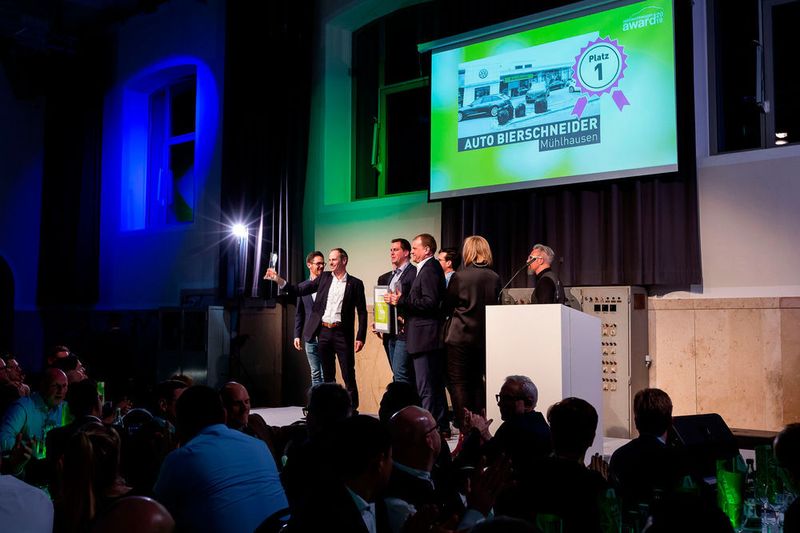 Michael Fleischmann, Geschäftsführer von Auto Bierschneider, zeigt den Gästen stolz den Gebrauchtwagen Award. (Stefan Bausewein)