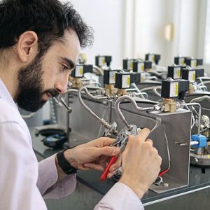 Cyprien Verseux nimmt Einstellungen an Atmos vor(Bild:  ZARM)