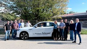 Bei der Fahrzeugübergabe (v.l.): Christian Ritter, Sebastian Roßmann, Christian Ullrich, Gabriel Göppel, Wigbert Rank, Dieter Kreitmair, Marion Rüller, Michael Schraml, Thomas Schraml, Annett Oppermann, Thomas Klinger (Bild: Sonja Önaktug – Berufliche Schulen Landsberg)