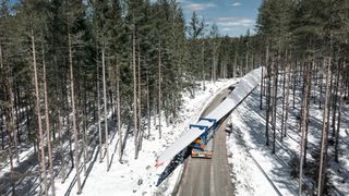 TII Scheuerle hat den Transport von 83 Meter langen Windkraft-Rotorblättern in schwierigem Terrain gemeistert. Spezielle Transportsysteme waren dabei im Einsatz. Hier ein kleiner Bericht dazu. (Bild: TII Scheuerle)