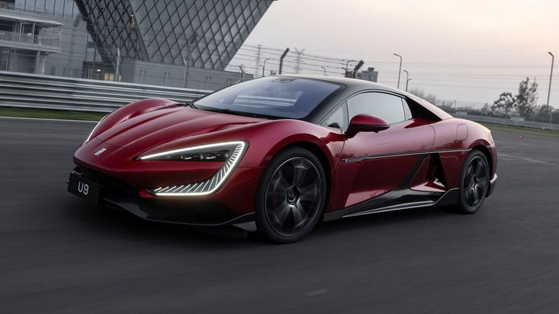 Die Proportionen – 4,97 Meter lang, über zwei Meter breit, aber nur 1,31 Meter flach – flößen Fahrer und Konkurrenten Respekt ein. (Bild: Yangwang)