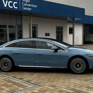 1. Außenoptik und Maße: Das elektrische Pendant zur S-Klasse ist als Limousine 5,2 Meter lang und 1,9 Meter breit. Damit ist sie eine imposante, durch die stromlinienförmige Silhouette aber sehr elegante Erscheinung. (Bild:  Simon – VCG)